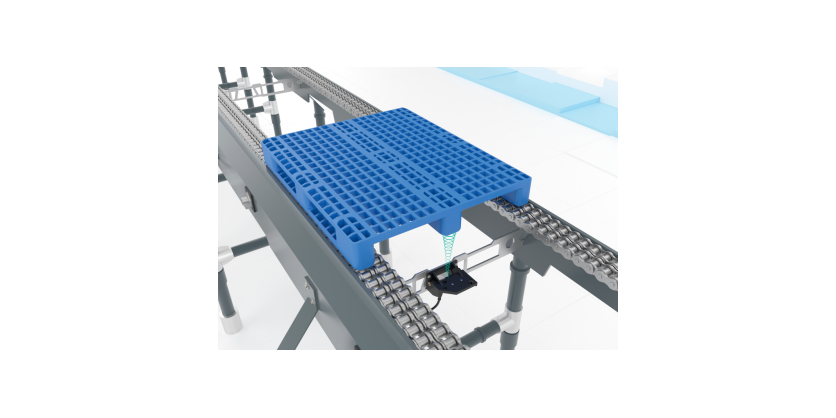 The ultrasonic version reliably detects special plastic pallets with numerous recesses