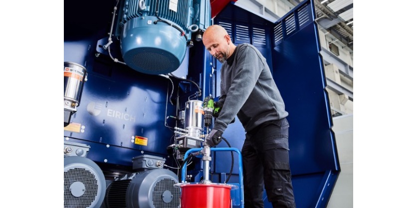 A World First in Maintenance Lutz Claims: Pump Grease with the Cordless Screwdriver